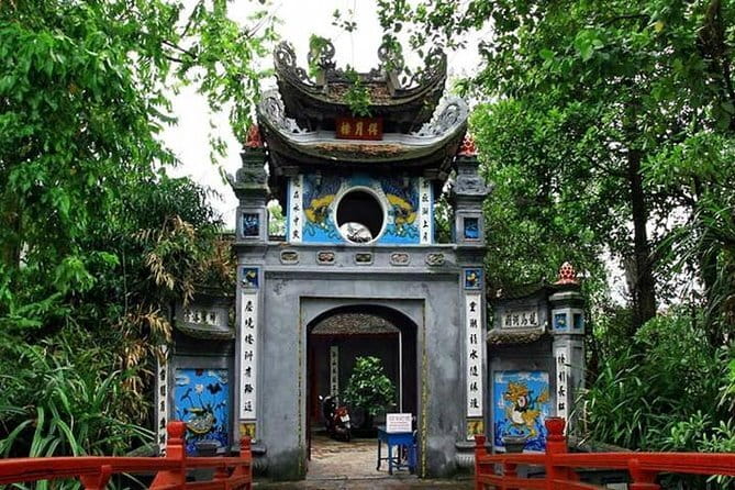 1 night cruise selection over Halong, Bai Tu Long or Lan Ha Bay - Halong Bay Stop: Sung Sot, Titov Island, and Hon Ga Choi
