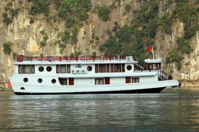 2-Day Oriental Sails Junk Cruise of Halong Bay - Day 2: tai chi sunrise, Luon Cave, and an easy ending