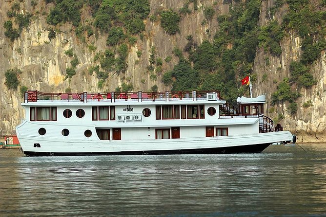 2-Day Oriental Sails Junk Cruise of Halong Bay - Day 2: tai chi sunrise, Luon Cave, and an easy ending