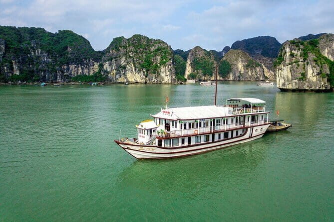 2 Days 1 Night Visit Lan Ha Bay - Classic 3 cabins cruise - Dinner and Cabin Time: Local Food That Doesn’t Feel Like an Afterthought