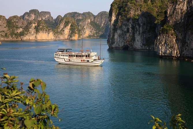 Bai Tu Long boutique & budget cruise 2D: Kayaking, swimming at pristine palaces - Key highlights at a glance