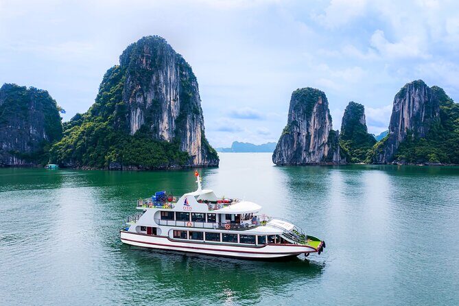 Best Halong 5 star Day Trip, inclusive,buffet,cave,kayak,transfer - Food on the cruise: mostly included, sometimes just average