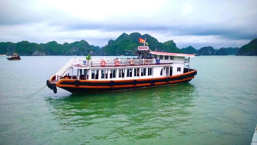 CAT BA :2D1N Lan Ha bay-Ha Long bay with Plankton Excursion - Day Two: Ho Ba Hầm lagoons, Dau Bê Island, and private beach time