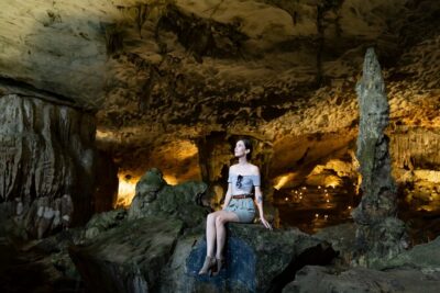 Cong Cruise Full-day Explore Halong Bay - Sung Sot Cave: the main show with a well-timed visit