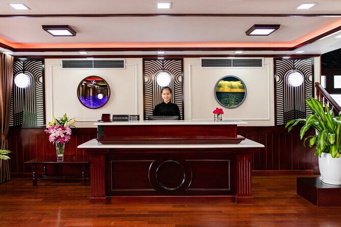 Dora Cruise - Luxury 5 Star Cruise in Halong Bay & Lan Ha Bay (2D1N) - Lan Ha Bay highlights: Duck Islet, Thumb Islet, and Gia Luan Harbor