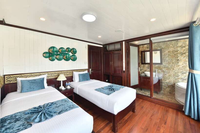 From Hanoi: 2-Day Halong Sapphire Cruise with Balcony Cabin - Dark & Bright Cave by kayak or local rowing boat