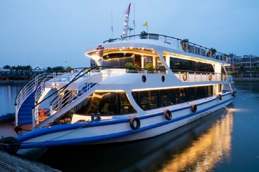 From Hanoi: Ha Long Bay Luxury Cruise Day Tour with Jacuzzi - On the cruise: limestone views, welcome drink, and a real onboard lunch