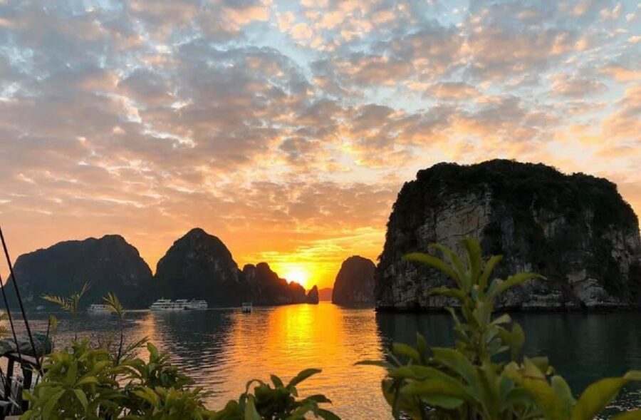 From Hanoi: Ha Long Bay Luxury Cruise Day Tour with Jacuzzi - Luon Cave kayaking and Titov Island: action after the cave
