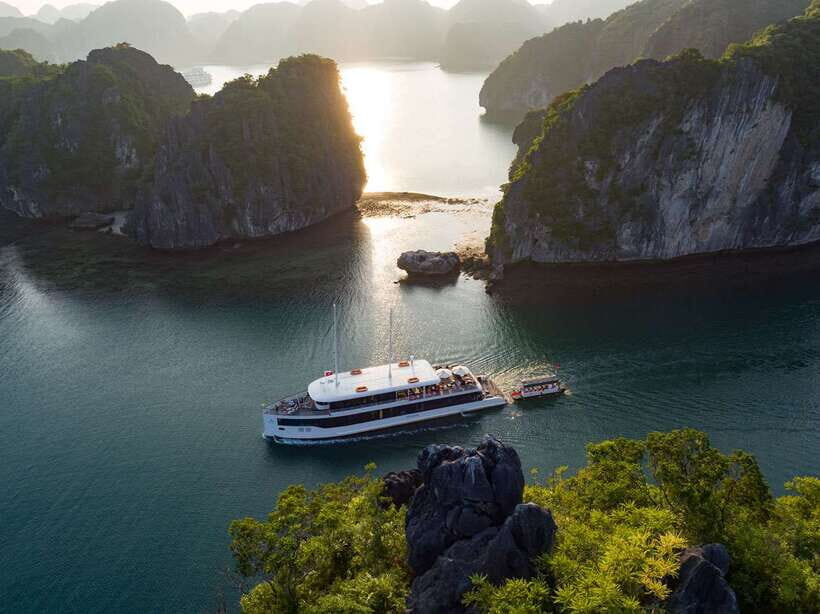 From Hanoi or Halong: Halong Bay Day Cruise - The guide factor: English, timing, and small commentary that sticks