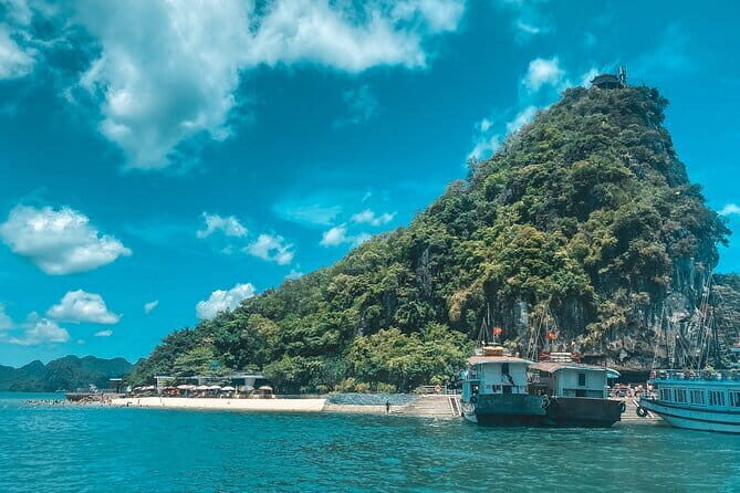 Full Day Private Tour in Halong with Lunch - On the bay with lunch: what you get (and what costs extra)