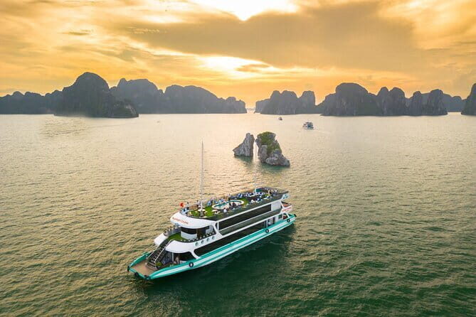 Full Day Private Tour in Halong with Lunch - Kayaking through a grotto and into a private lagoon (Trinh Nu area)