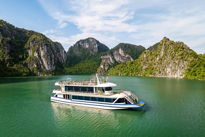 Ha Long Bay Luxury Cruise from Hanoi with Jacuzzi & Local Lunch - The scenic cruise into UNESCO Ha Long Bay