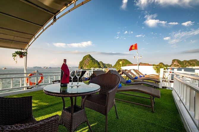 Ha Long bay tour in Middle 3 star cruise - Cooking class + sunset party: the onboard value you feel at dinner time