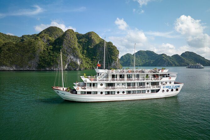 Halong 2D1N with Le Journey/Hera/La Pandora Boutique from Hanoi - Day 1 on Halong Bay: caves in the middle of the action