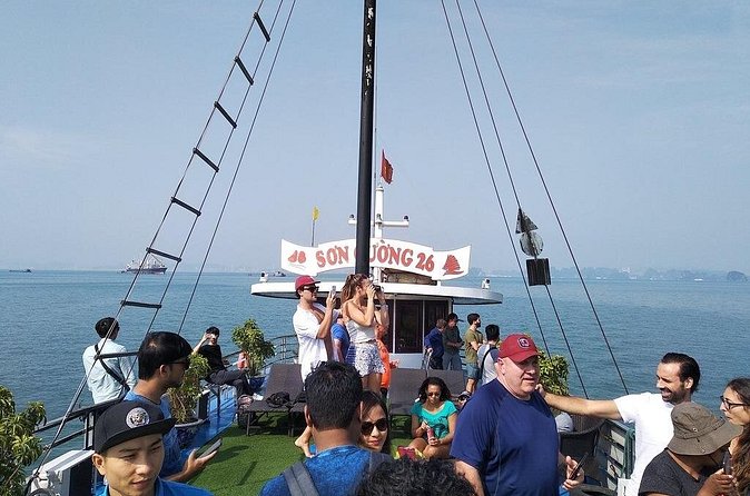 Halong Bay Cruise Tour from Hanoi with Kayak Adventure - The Included Seafood Lunch: Enough Energy for the Afternoon