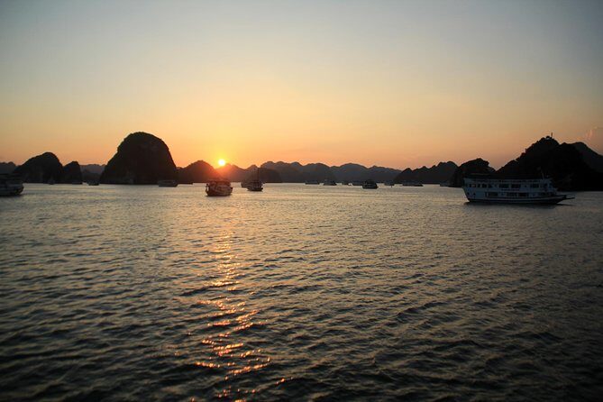 Halong bay full day trip from Hanoi: Visiting Thien Cung, Dau Go cave & Kayaking - Timing and crowds: how this “small group” feels in real life