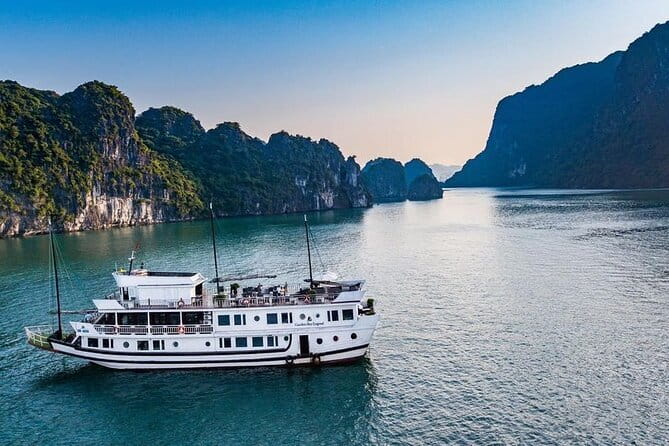 Halong Bay Full Day with All-Inclusive - Bo Hon archipelago and Surprise Cave: Big karst drama, close up