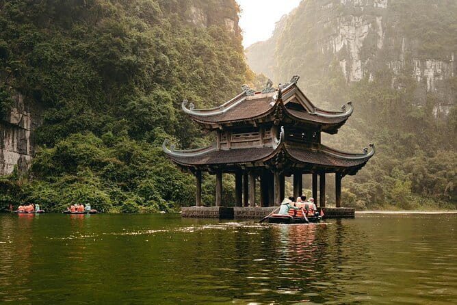 Halong Bay Full Day with All-Inclusive - How to choose moments during a crowded UNESCO-famous day