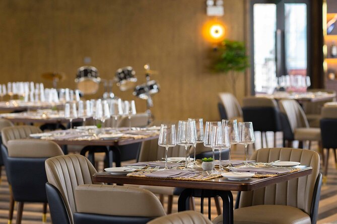 Halong Bay Luxury Dinner Cruise - Ambassador - The included dinner: Asian-European comfort food, served with a show plan