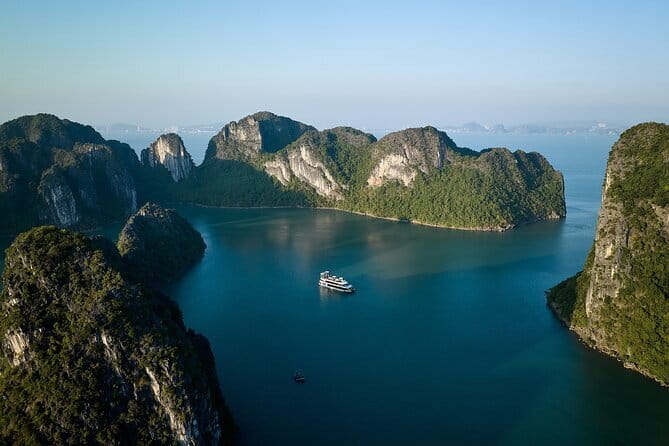 HALONG BAY LUXURY IRIS CRUISE DAY TRIP-BEST SELLER: Kayak, Music - Hanoi pickup and Bai Chay port timing: how the day flows