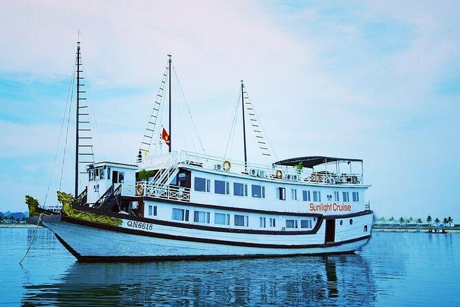 Halong deluxe cruise 2D/1N: Surprise cave, Titop island, Full Meals, best prices - Sunrise, sunset, kayaking, and squid fishing: how you spend the “sea hours”