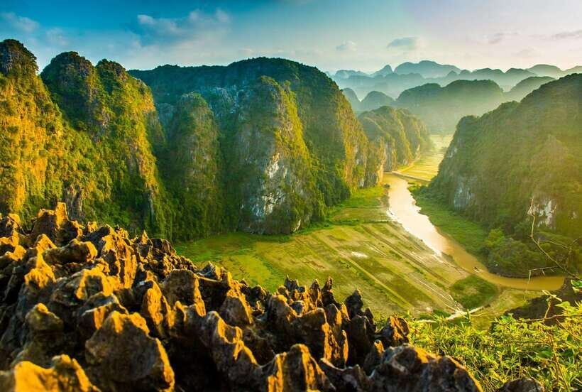 Hanoi: 2-Day Ha Long Bay Cruise, Tam Coc, Mua Caves, Hoa Lu - Day 1 from Hanoi to Ninh Binh: Hoa Lu first, then the viewpoint climb