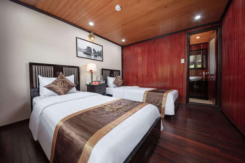 Hanoi: Ha Long Bay 2-Day 1-Night Tour by 4-star Luxury Junk - The 4-star Ruby Cruise start at Tuan Chau Marina (Day 1)