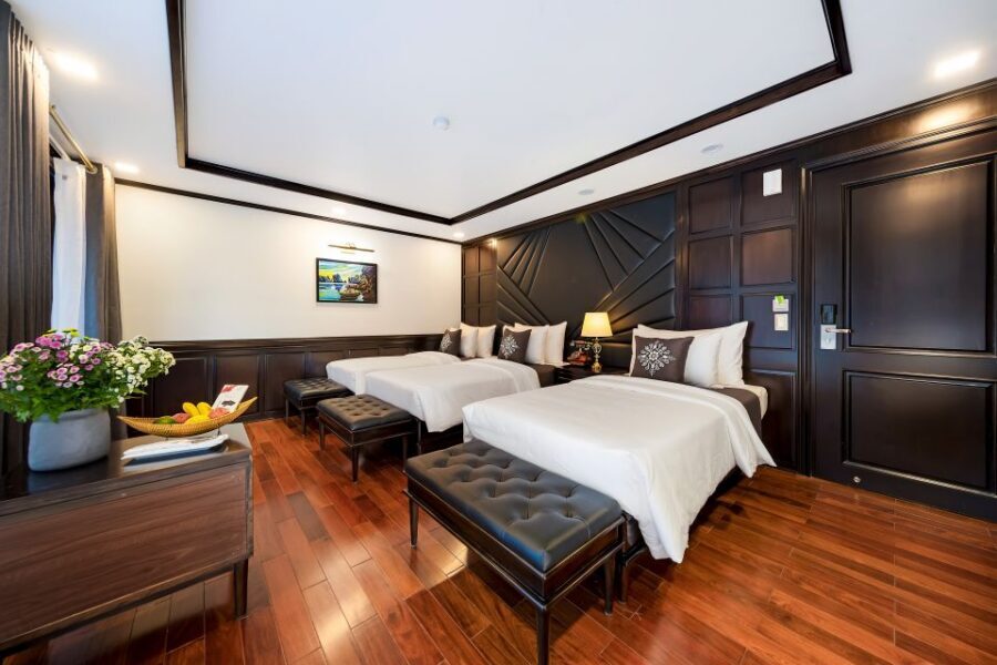 Hanoi: Halong Bay 2-Day 5-Star Balcony Cruise & Bathtub - Dinner time in a fancy-but-comfortable setting