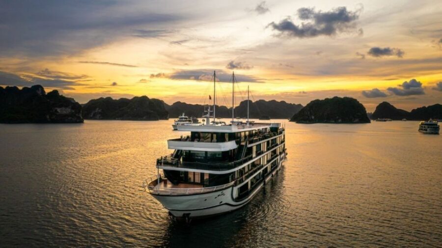 Hanoi: Halong Bay 2-Day 5-Star Balcony Cruise & Bathtub - Day 2 starts with Tai chi, then back into Ao Ech waters