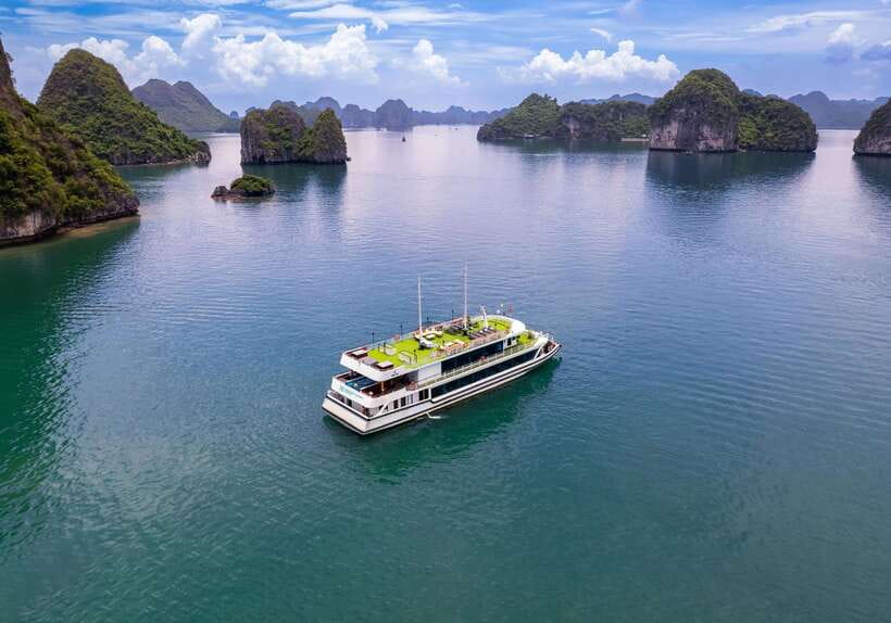 Hanoi: Halong Bay Cruise, Amazing Cave, Titov Island & Kayak - Cruise lunch: seafood buffet value, with one drink caution