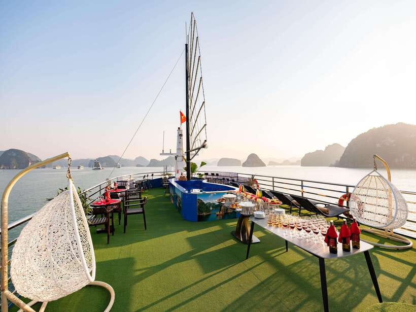 Hanoi: Halong Bay Cruise, Amazing Cave, Titov Island & Kayak - Luon Cave by kayak or bamboo boat: the water-level perspective