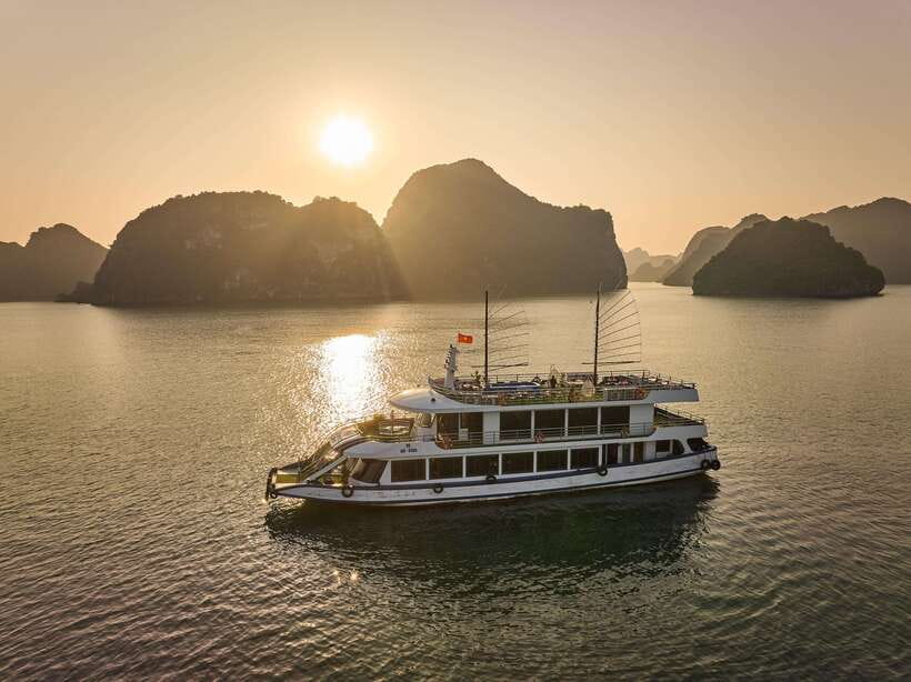 Hanoi: Halong Bay Cruise, Amazing Cave, Titov Island & Kayak - Sunset party on the return ride: when the day slows down