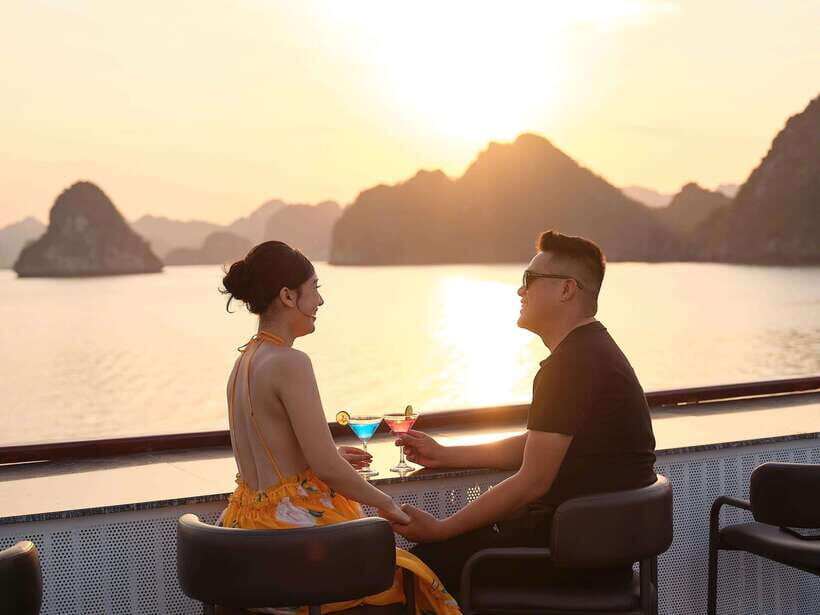 Hanoi: Halong Bay Full-Day Tour with 5-star Diamond Cruise - Sung Sot (Surprising Cave): Worth the stairs, with a built-in choice