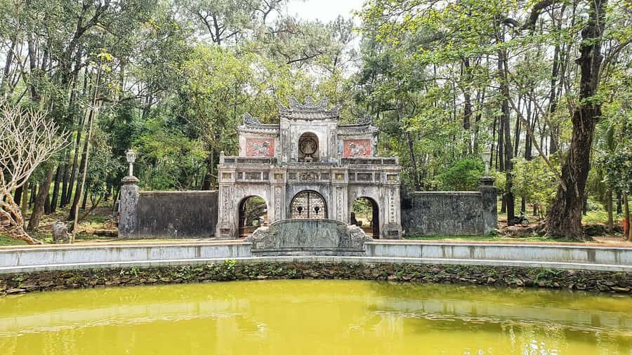 Hue: Royal Tombs & Imperial City Tour by Private Car - Private car freedom: how the day stays under your control