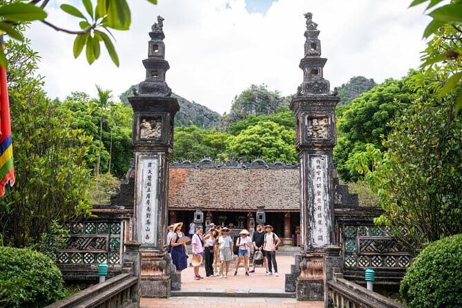 Multi Day Tour in Ninh Binh and Halong from Hanoi - Transfer to Halong: from bungalow to Tuan Chau marina