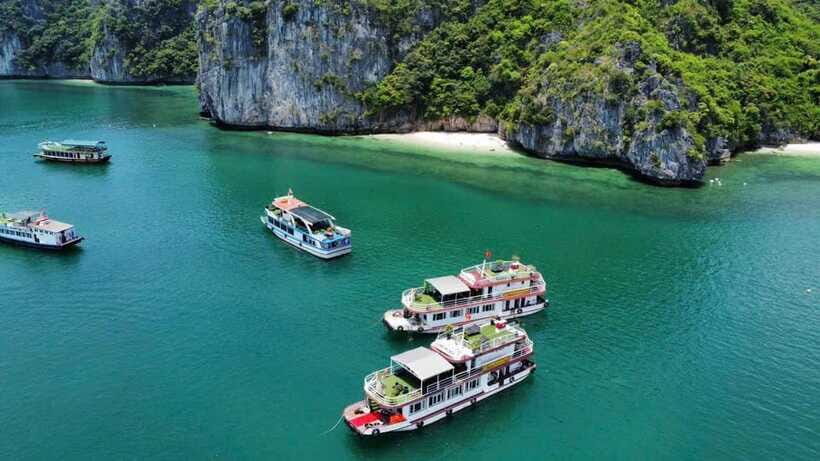 Private boat- Lan Ha Bay Half Day Tour with kayaking - Kayaking in Lan Ha Bay: where quiet water turns into adventure